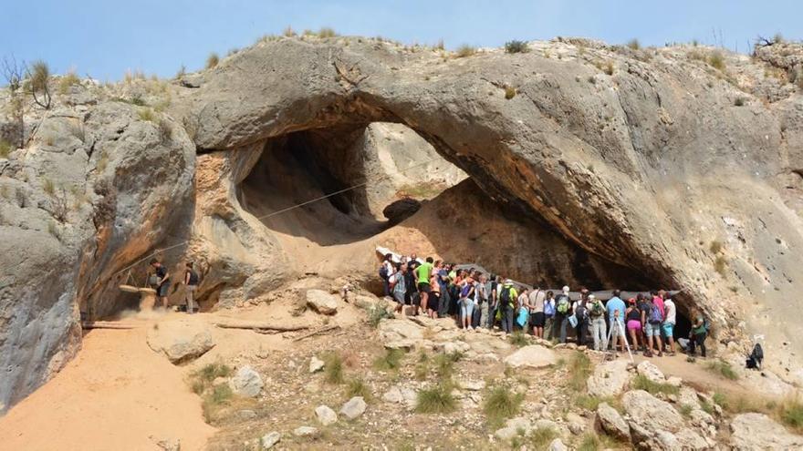 Los descubridores de la Cueva del Arco piden más protección para el yacimiento y su entorno.