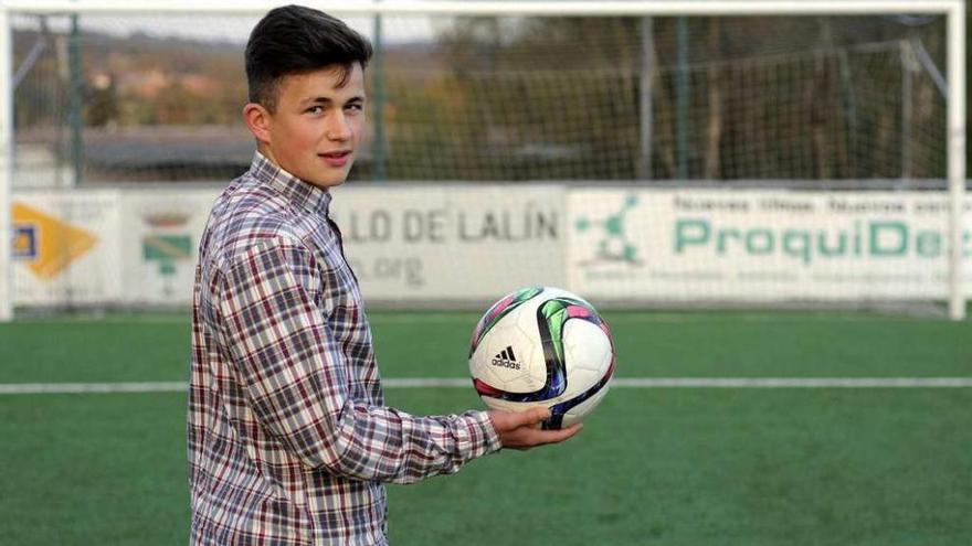 Joaquín Villanueva, ayer, en el estadio Manuel Anxo Cortizo. // Bernabé/Javier Lalín