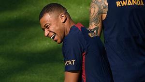 Mbappé entrena con el PSG a la espera de aclarar su futuro