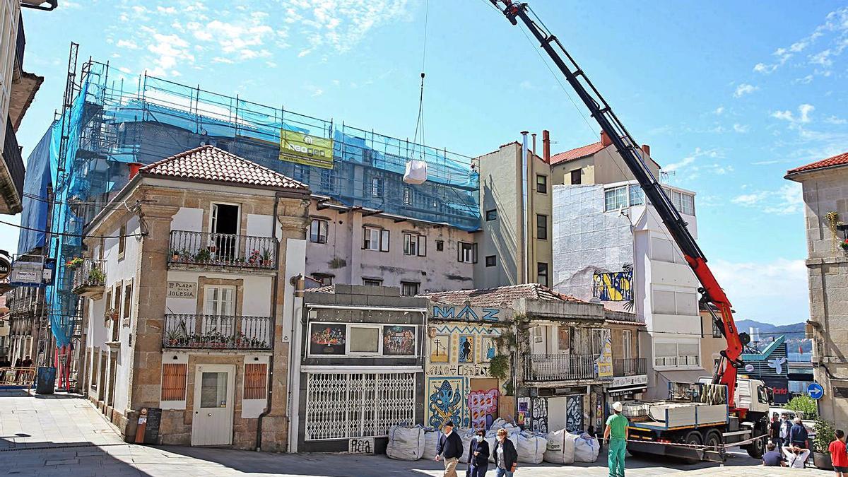 Obras en uno de los inmuebles del entorno de Praza da Igrexa, en el Casco Vello.   | // MARTA G. BREA