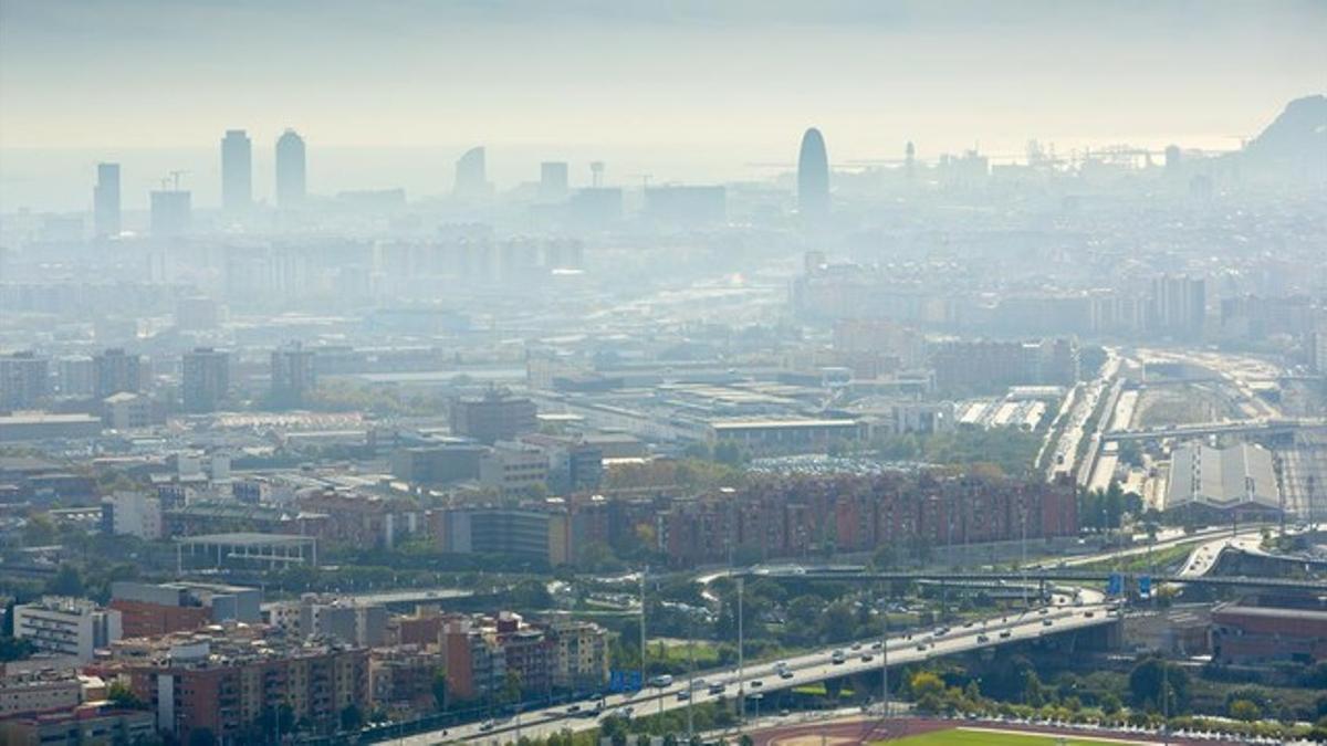 La contaminación tapa el cielo de Barcelona, vista desde Santa Coloma.