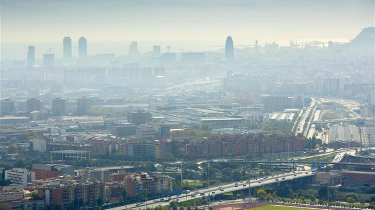 La contaminación tapa el cielo de Barcelona, vista desde Santa Coloma. 