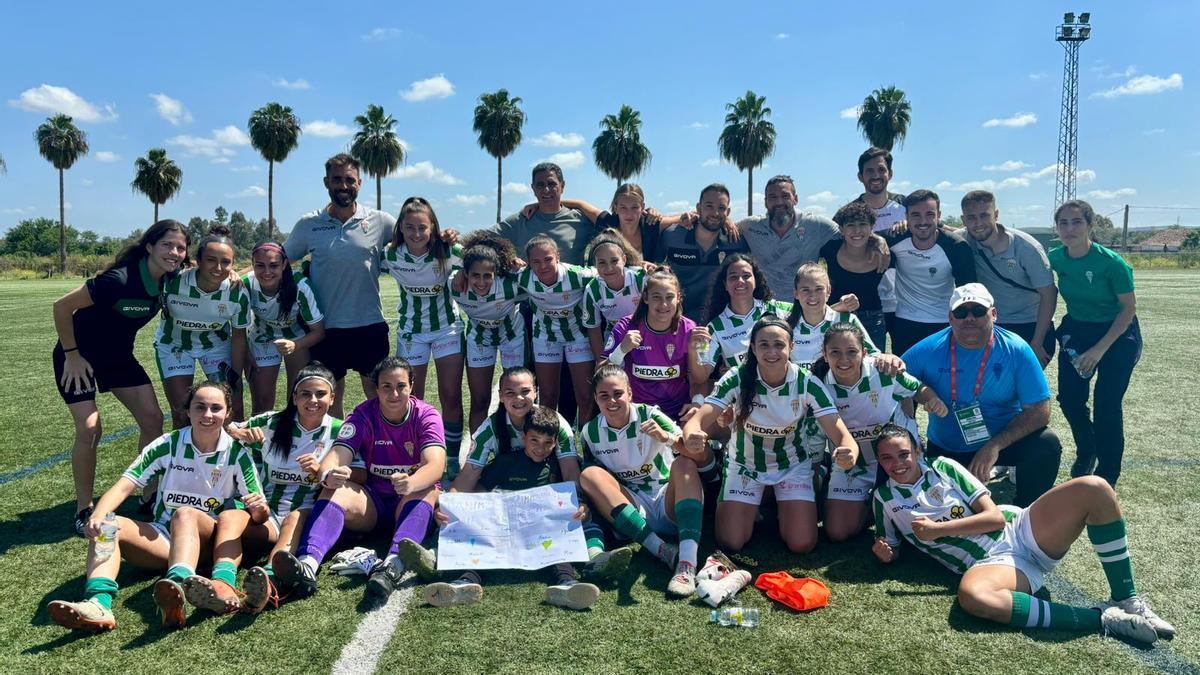 La plantilla y cuerpo técnico del Córdoba CF Femenino celebra el triunfo ante el Elche.