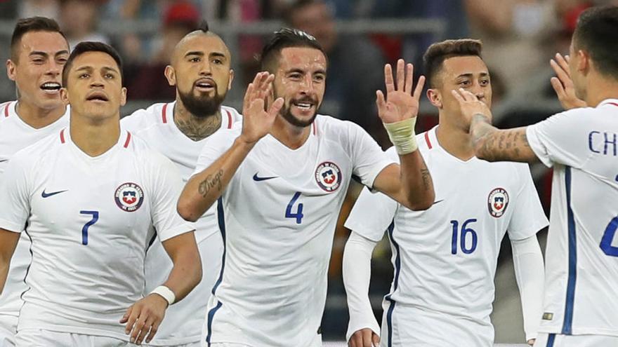 Los jugadores de Chile celebran el gol de Isla // EFE