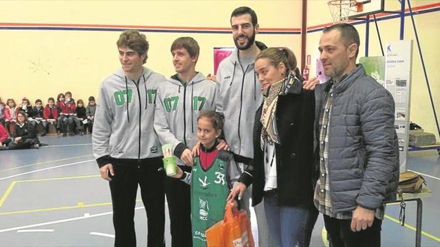 El Cáceres entrega las camisetas contra el cáncer