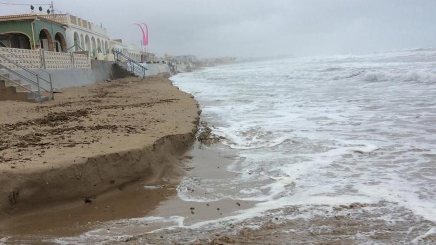 Un temporal destroza las playas de Dénia a los 20 días de regenerarlas