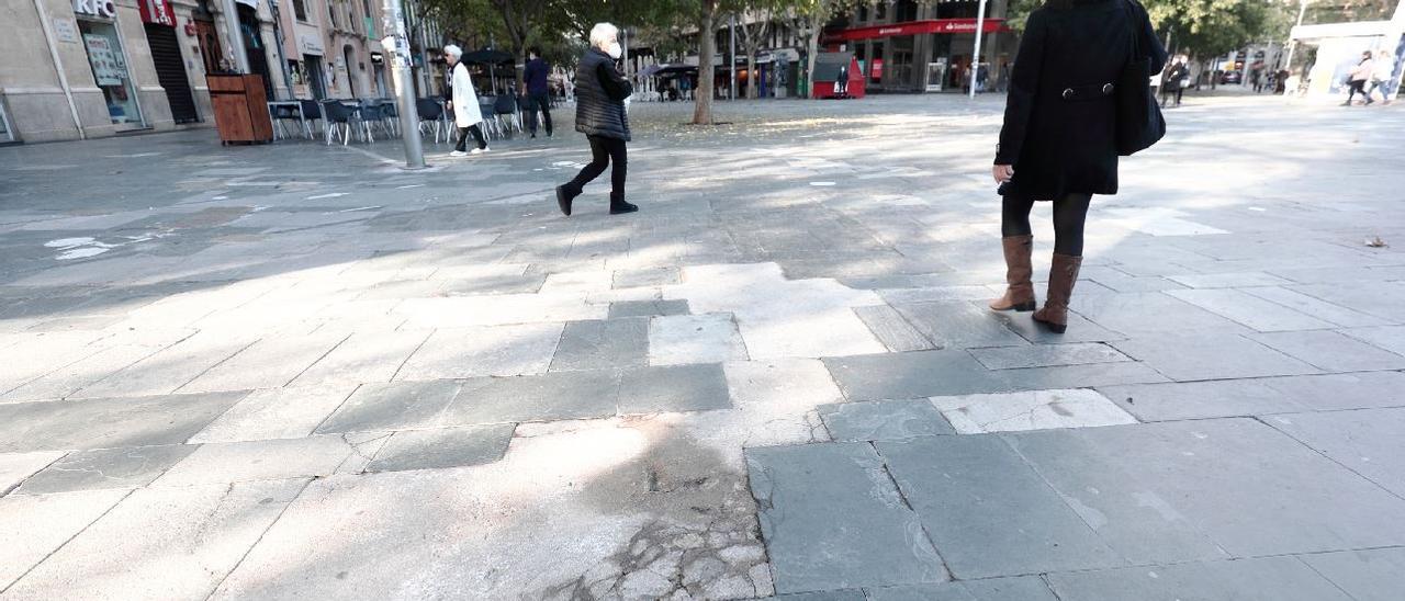 El pavimento de la plaza de España está en muy mal estado.