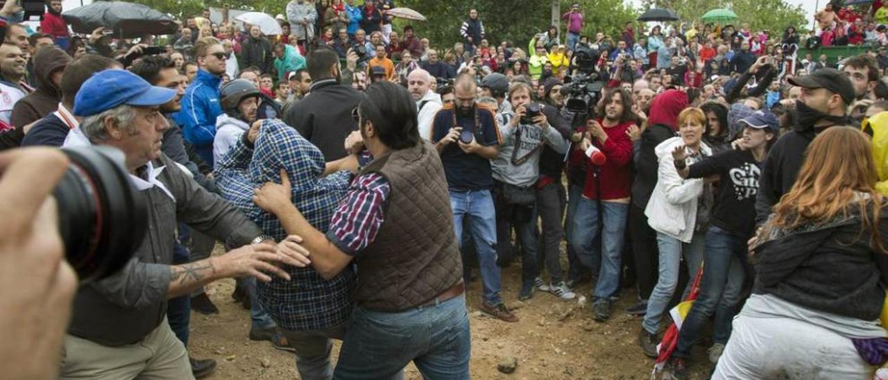 Manifestantes en contra del festejo del Toro de la Vega entre los que se encontraba una concejala de Xixón Sí Puede.