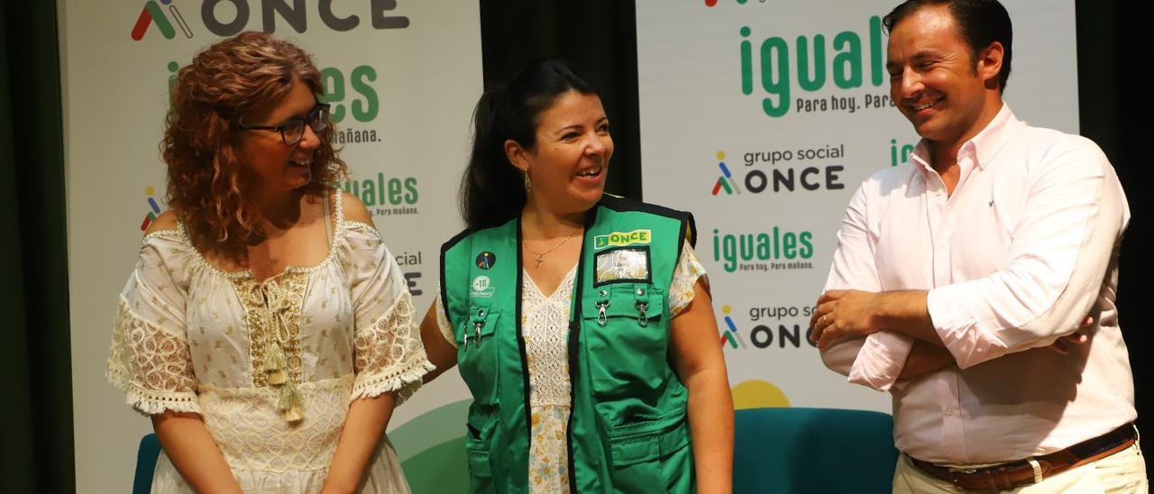 La afiliada Rafaela de la Rosa, la vendedora María Garrido y el trabajador Gabriel Tirado, en la presentación de resultados de la ONCE.