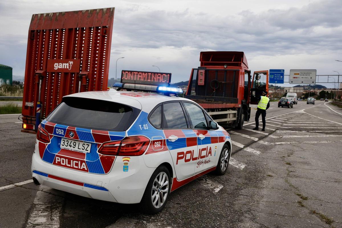Agentes paran a un camión en Príncipe de Asturias ante una alerta por contaminación.