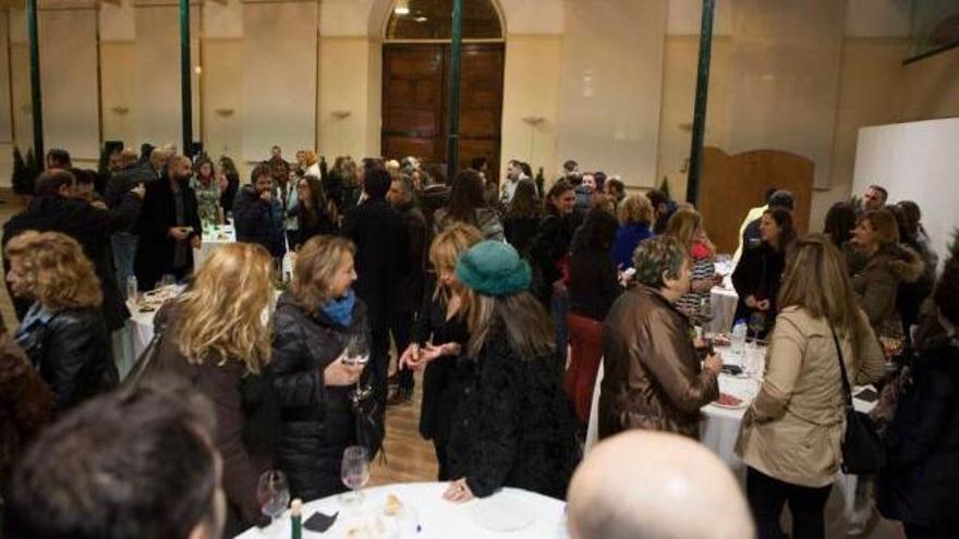 Asistentes al acto de los comerciantes, ayer, en la plaza de Trascorrales.