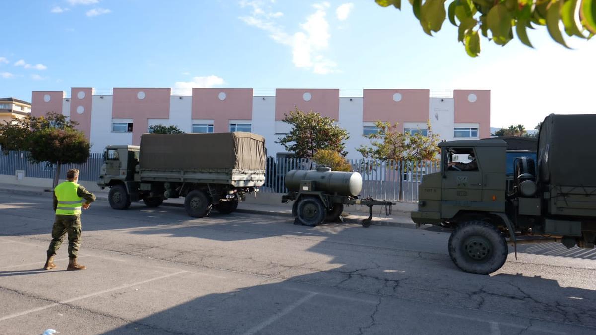 El Regimiento NBQ del cuartel de Paterna a su llegada esta mañana al geriátrico de Petrer.