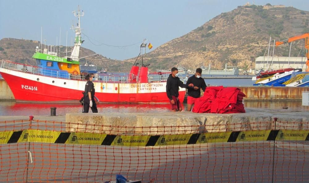 Inmigrantes en el puerto de Cartagena.