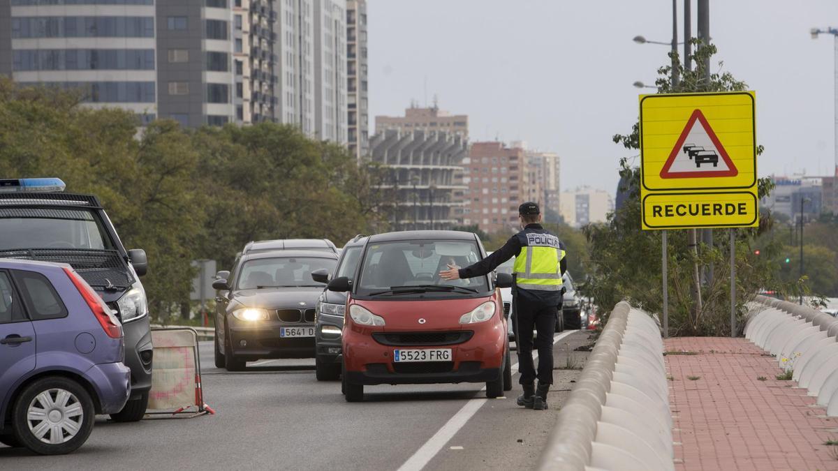 Comienzan los atascos en el segundo fin de semana de confinamiento en València