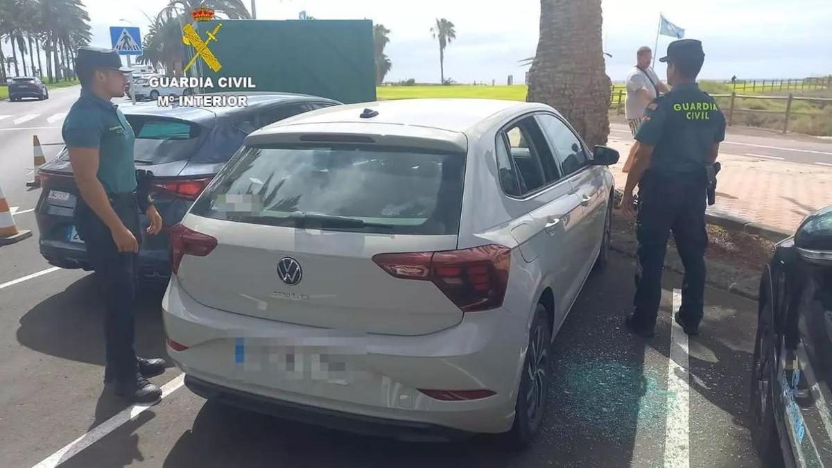 La Guardia Civil inspecciona el vehículo donde quedó atrapado un bebé en Canarias.