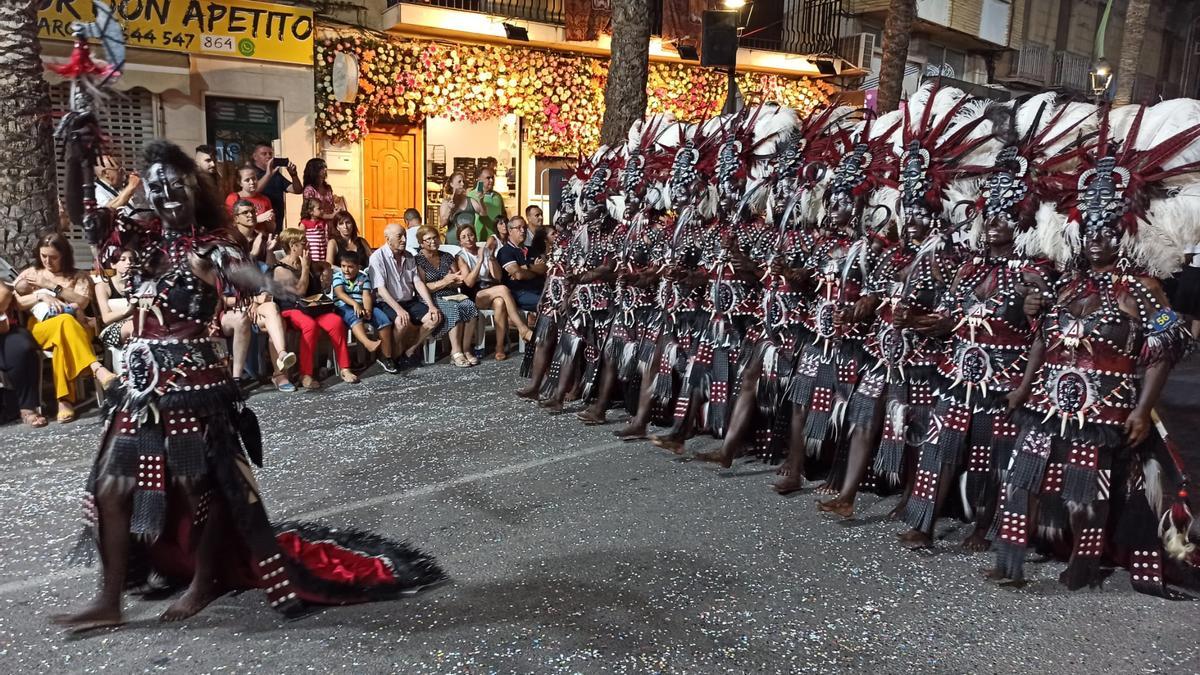 El exotismo y el colorido del bando moro de Aspe durante la triunfal Entrada de la noche del lunes.