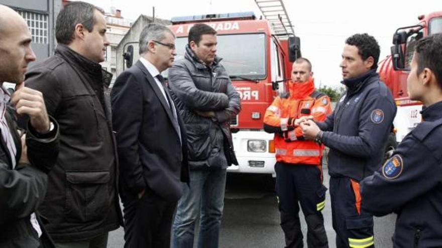 Grandas, Faílde, Villanueva, López, Louro, González y Suárez, ayer, hablando en la base de Protección Civil de A Estrada.  // Bernabé / Cris M.V.