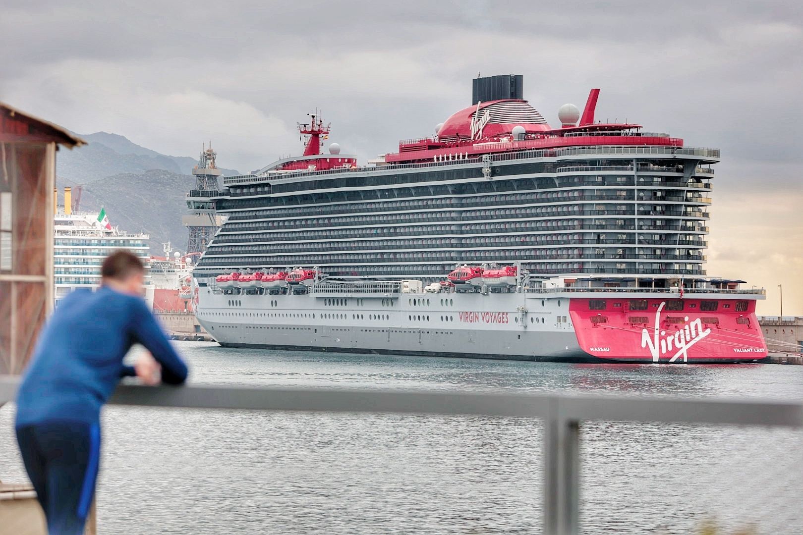 Llegada del crucero 'Valiant Lady' al puerto de Santa Cruz de Tenerife