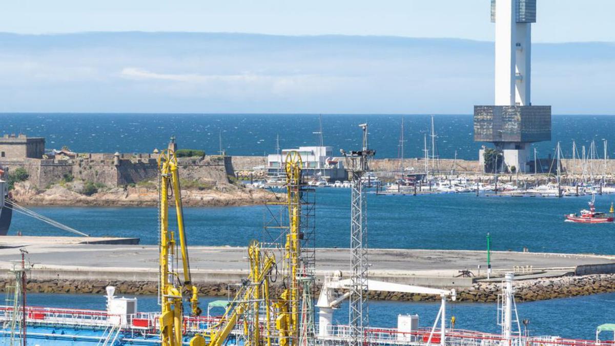 Actividad industrial en el muelle del Centenario. | G. Barreiros/R. A.