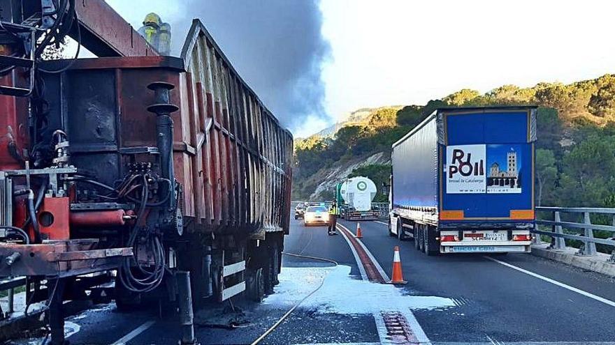 El camió que es va incendiar ahir al matí a la C-15