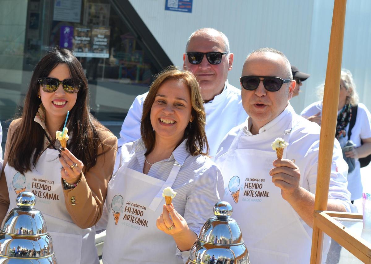 La alcaldesa de Xixona, Isabel López, junto a Mario Masià.