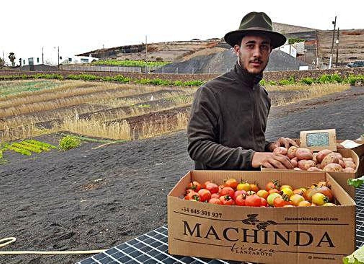Santi de León, ayer, con tomates y papas de la finca Machinda en Tao.