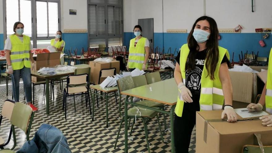 Vila-real reparte mascarillas por la salida de los niños y prepara un envío masivo por correo