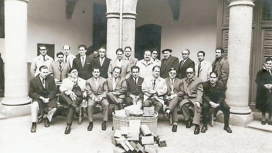 Integrantes de la Peña El Gallo en el patio de la Residencia de Ancianos (Hospital de la Piedad) en una visita en el año 1972.