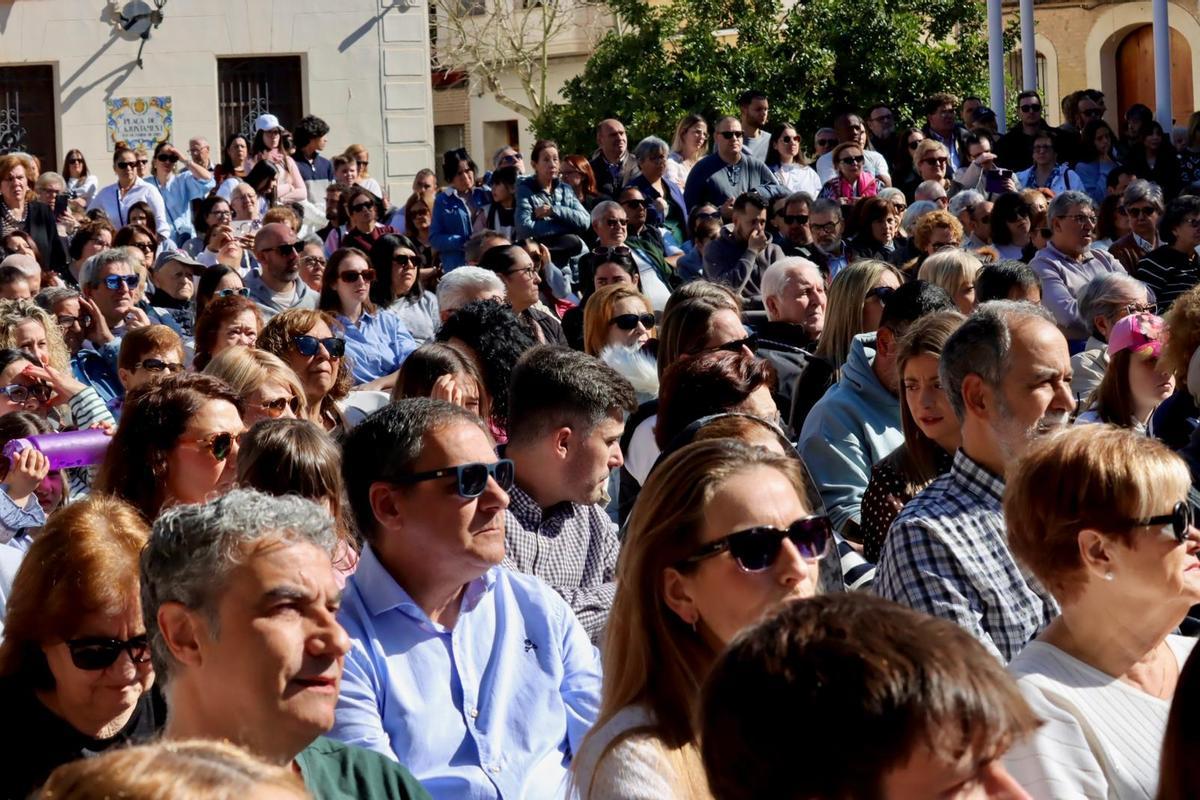 La plaza del Ayuntamiento llena para ver la interpretación de La Pasión.