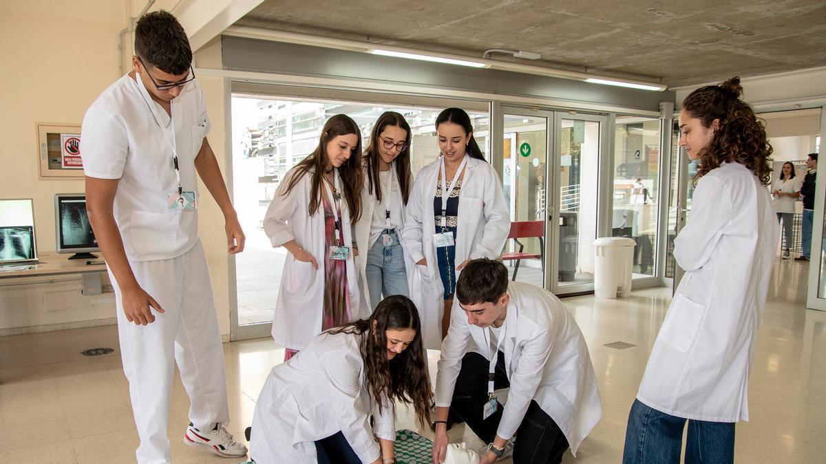 Los estudiantes de medicina realizan ejercicios prácticos de reanimación