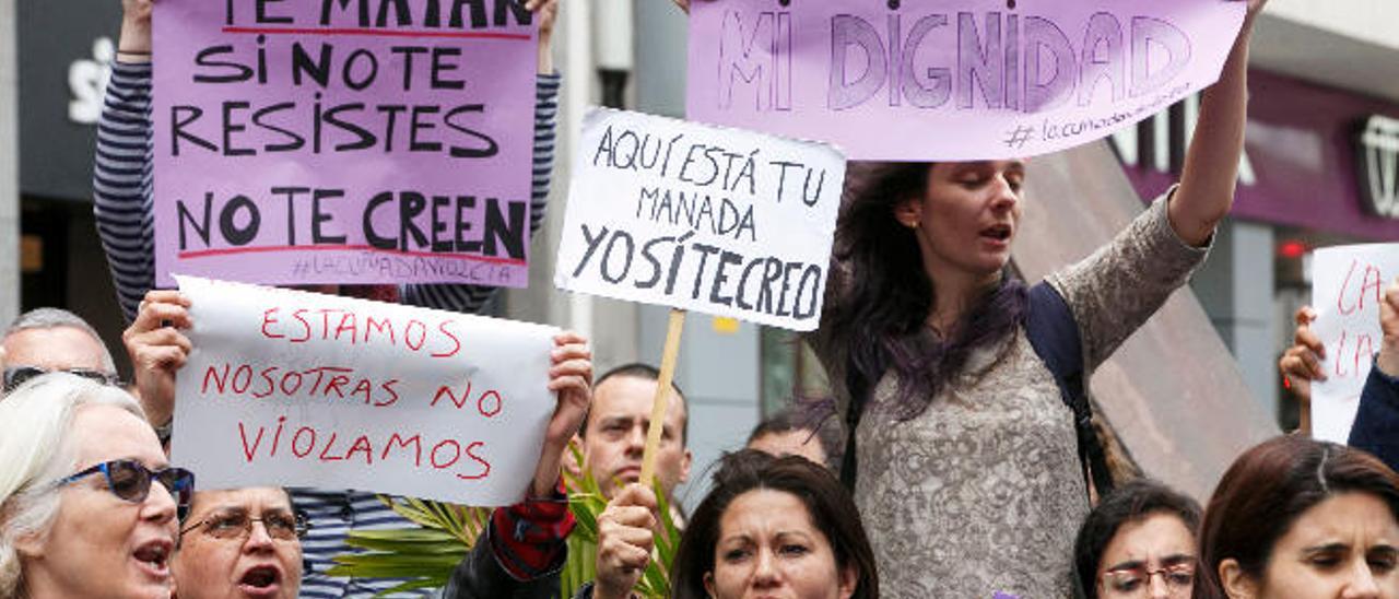 Protestas en la calle Triana tras conocerse la sentencia de La Manada, que condenó a los acusados por abuso sexual.