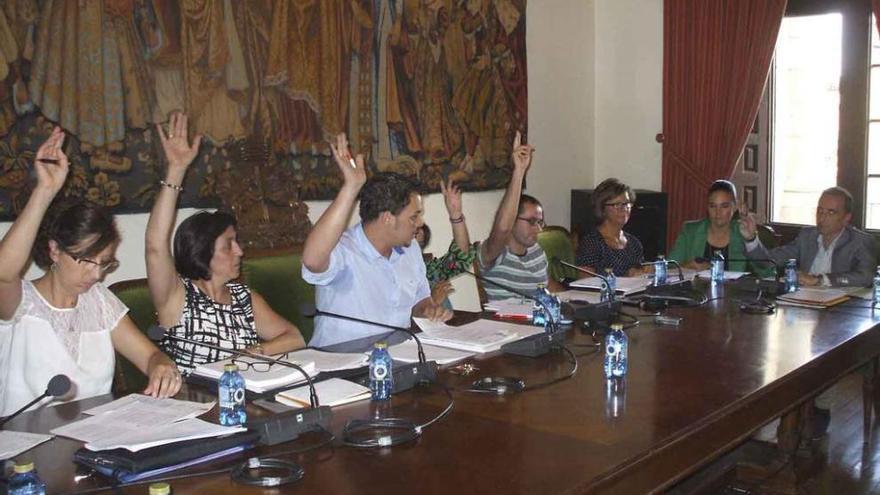 Los concejales votan uno de los puntos incluidos en el orden del día del pleno celebrado ayer. Foto