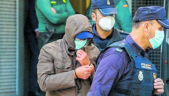 Un arrestado, camino de los vehículos policiales. | IÑAKI ABELLA