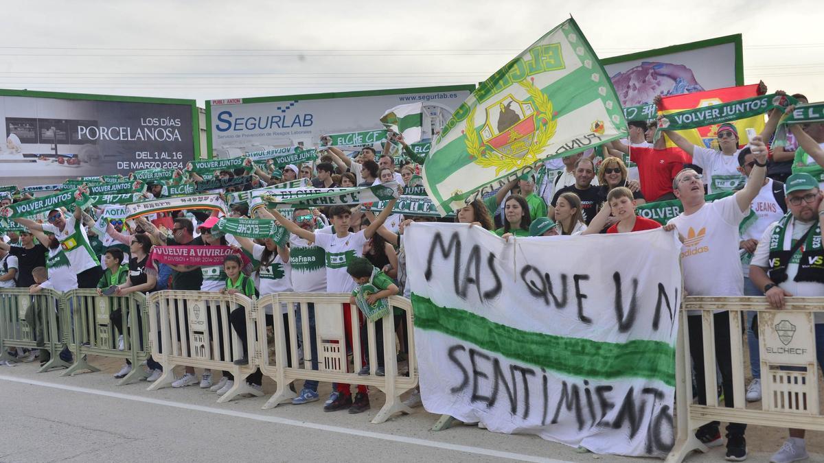 Aficionados del Elche esperando el autobús de su equipo, antes del partido de este domingo frente al Albacete