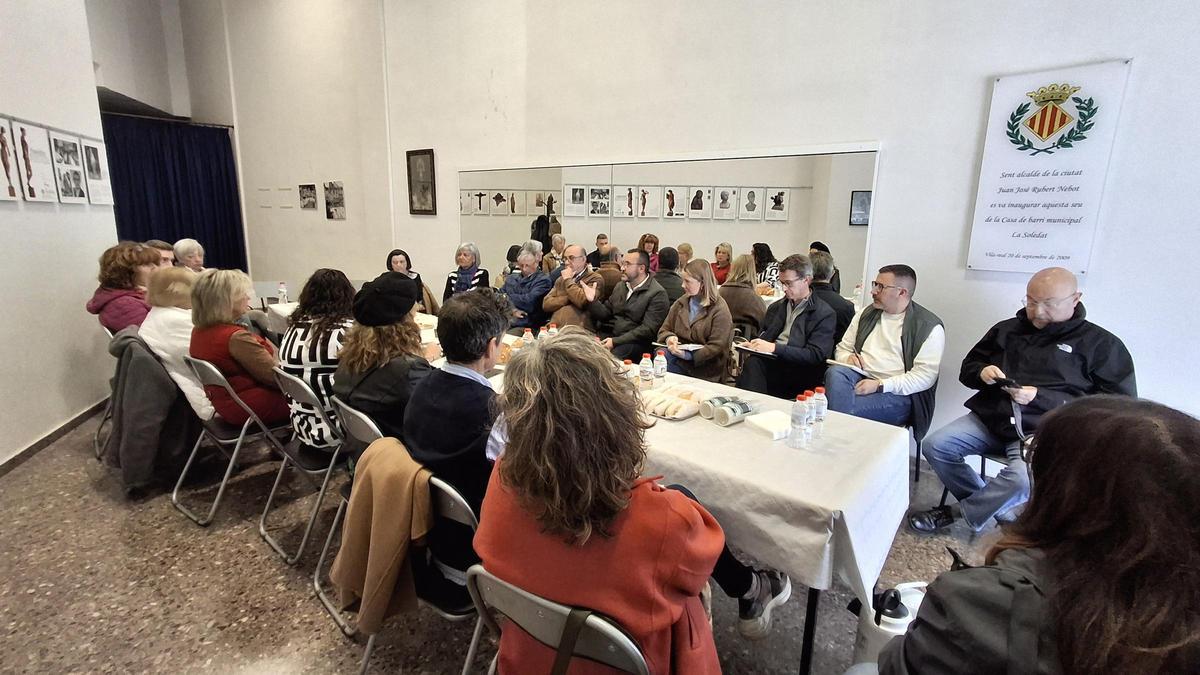 Reunión grupal con los vecinos del barrio de la Soledat, este viernes, en Vila-real.