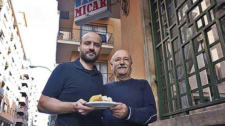 Los Agüera, padre e hijo, posan junto al Bar Micar.