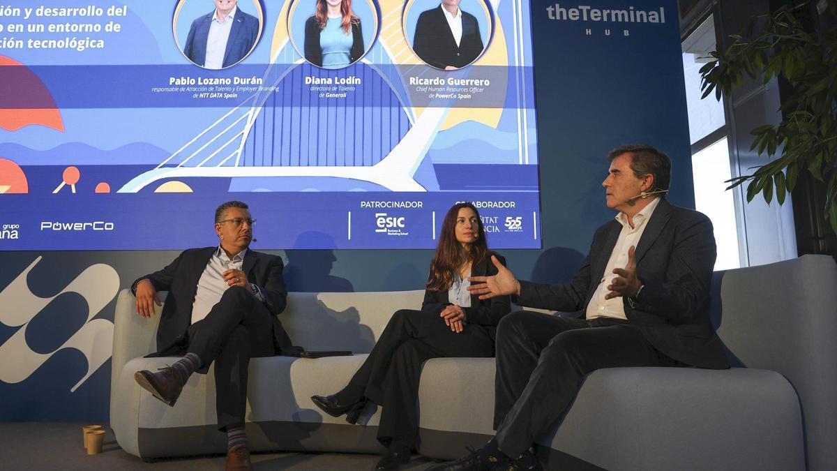 Ricardo Guerrero (PowerCo, Diana Lodin (Generali Seguros) y Pablo Lozano Durán (NTT DATA) en la primera mesa de debate del foro «Valencia, Tierra de Talento».