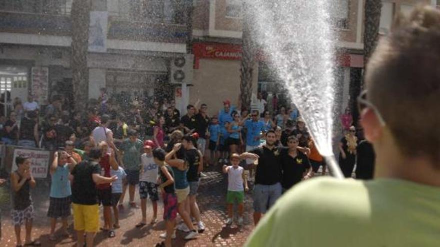 La plaza del Ayuntamiento se llenó ayer de la alegría y las bromas de las peñas festeras.