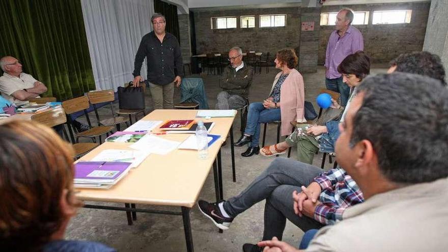 El presidente de la plataforma interviene, ayer, en una reunión con vecinos de Forcarei.//Bernabé / Cris M.V.