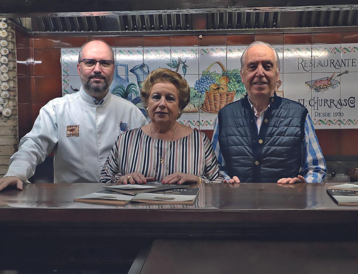 Rafael Carillo, padre e hijo, y María Rodríguez. Dos generaciones al frente de El Churrasco.jpg