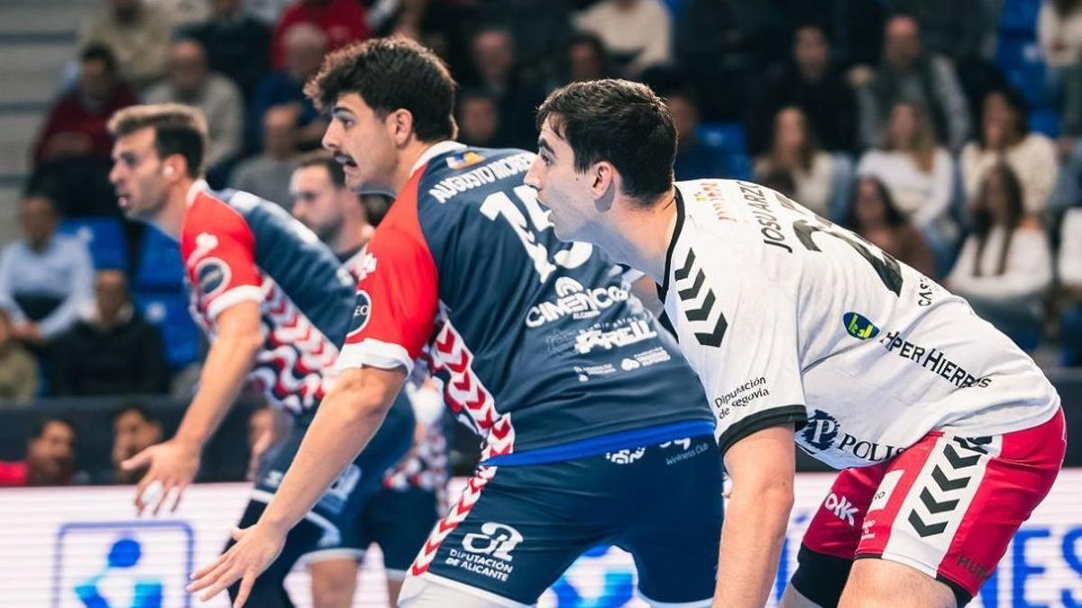 Augusto Moreno disputa la posición durante el partido de la primera vuelta contra Nava en el Pitiu Rochel.