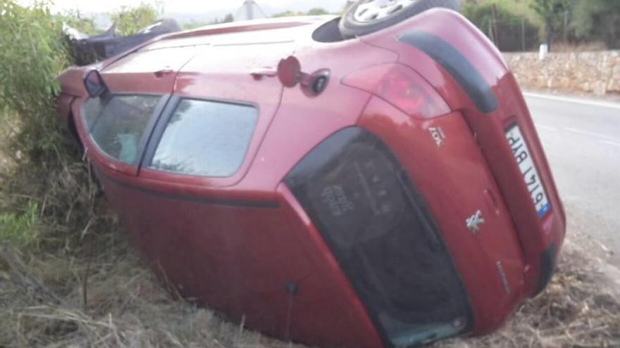 Aparatoso accidente al volcar un coche cerca de Bunyola