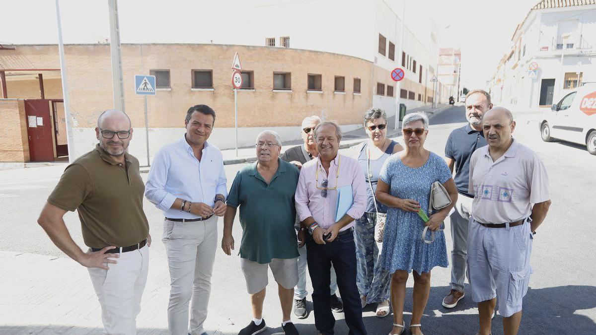 Bernardo Jordano y José María Bellido se reúnen con vecinos del Zumbacón para presentar el proyecto de la zona de aparcamiento vecinal del barrio.