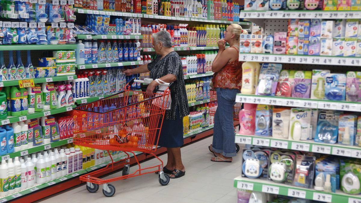 Mujeres comprando en un supermercado.