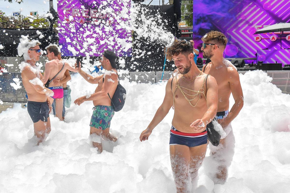 Fiesta de la espuma en el Maspalomas Pride 2024