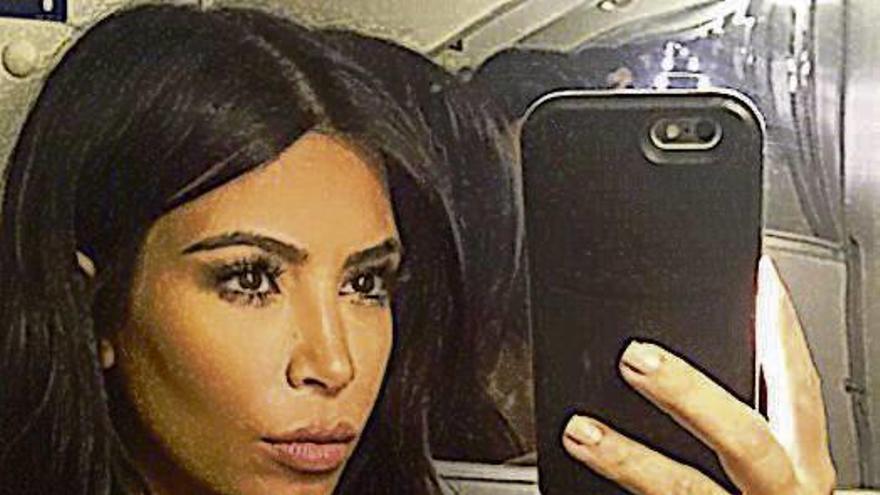 Kim Kardashian haciéndose un selfie para su Instagram.