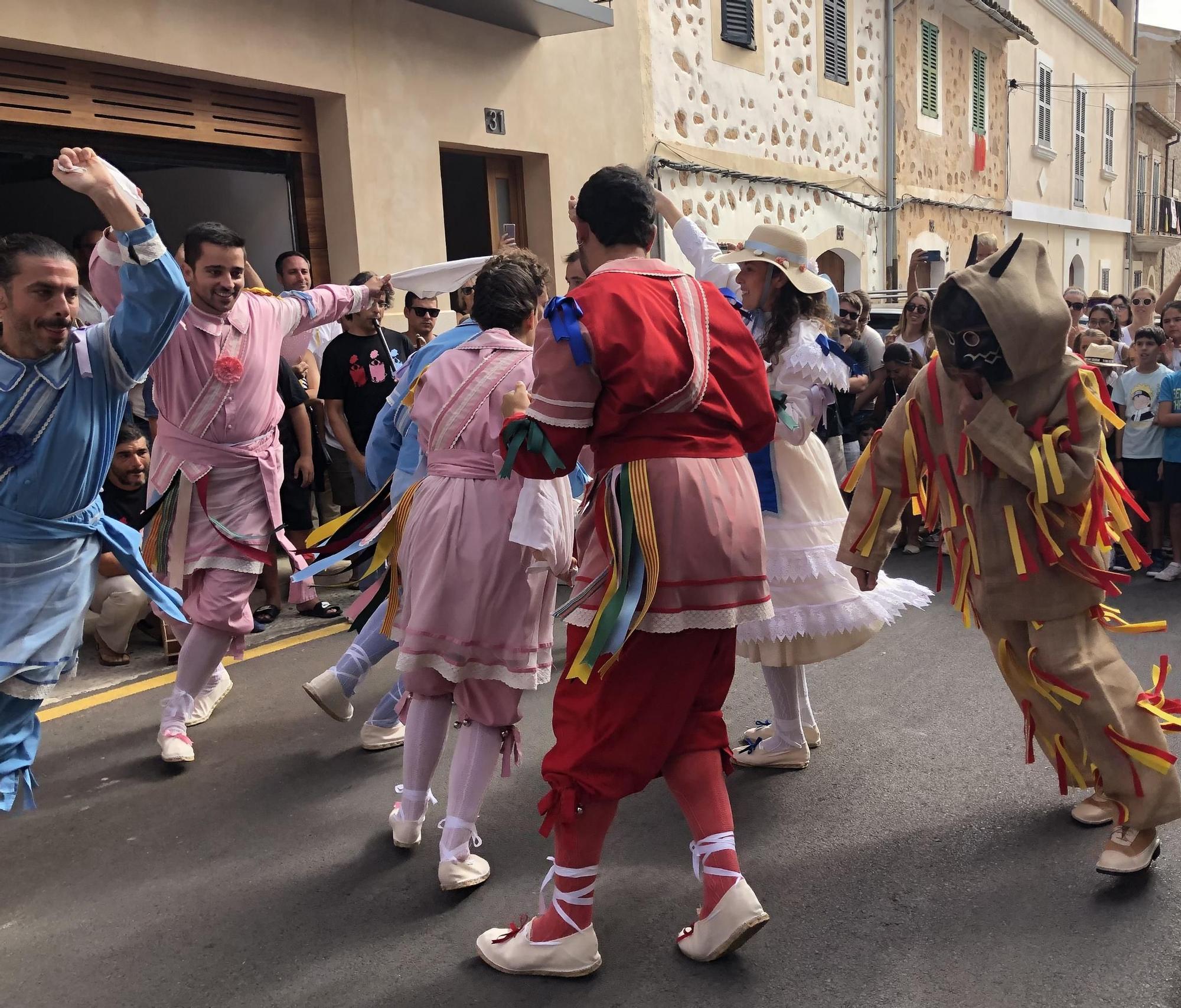Der Tanz der Cossiers an San Roque in Alaró. Erst seit 2016 wird die Dame von einer jungen Frau getanzt.