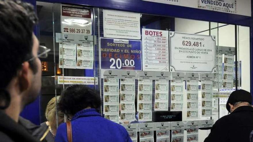 Clientes cobrando la lotería, ayer, en A Estrada. // Bernabé/Javier Lalín