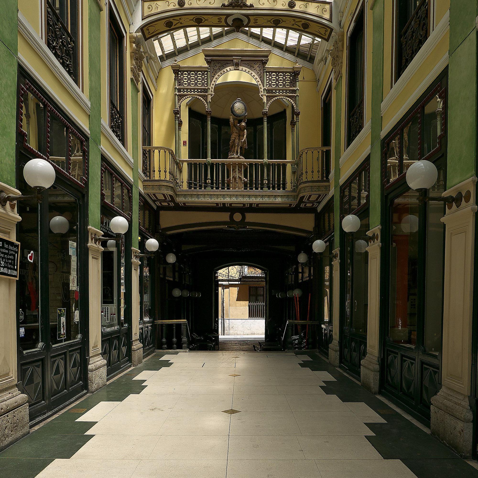 Es una delicia pasear por el Pasaje Gutiérrez, en Valladolid.