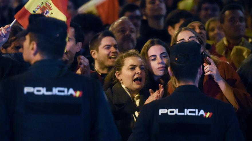 Decenas de personas durante una manifestación contra la amnistía frente a la sede del PSOE en Ferraz